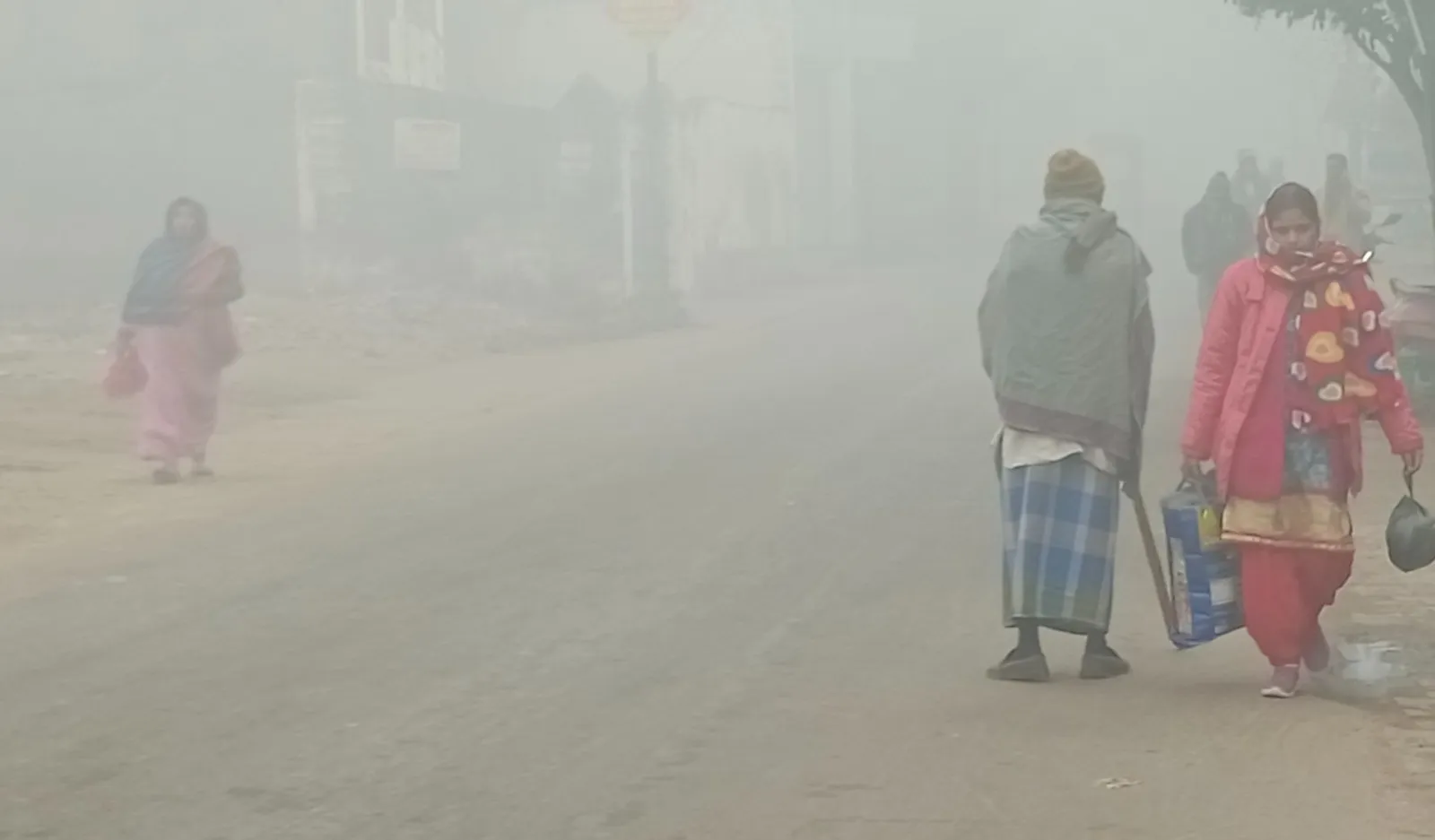 लखीमपुर खीरी: घने कोहरे की चादर से घिरी तराई, पूरे दिन छाई रही धुंध, रेंगते रहे वाहन