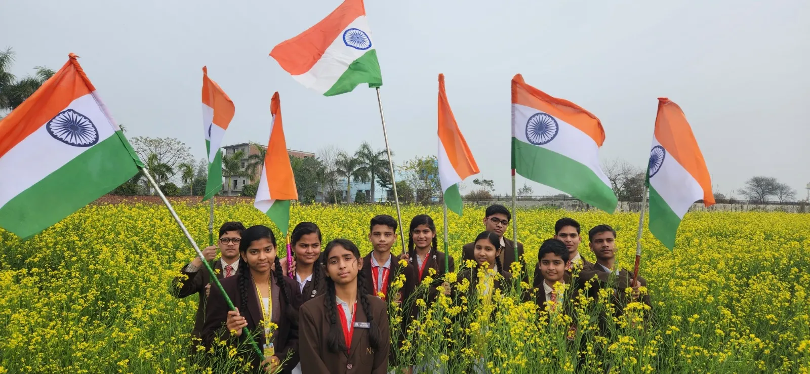 कासगंज: बसंती हुआ गणतंत्र...अनूठे संगम का दिखा अद्भुत नजारा, सरसों के खेत में तिरंगा के साथ फोटो खिंचाने का दिखा उत्साह