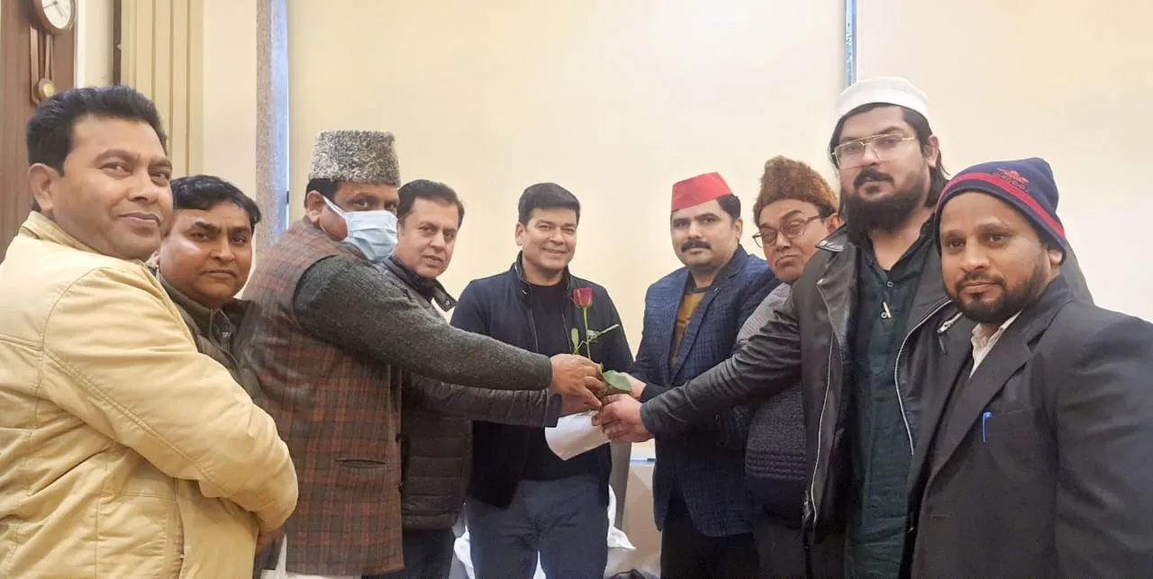 बरेली: सपा पार्षदों ने विकास कार्यों में लगाया भेदभाव का आरोप, मेयर को सौंपा पत्र