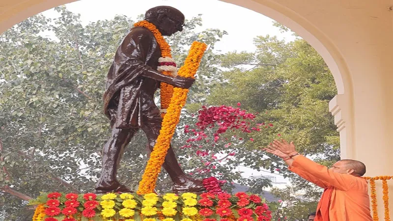 आत्मनिर्भर भारत के संकल्प की सिद्धि का मार्ग प्रशस्त करते हैं बापू के विचार: CM Yogi  