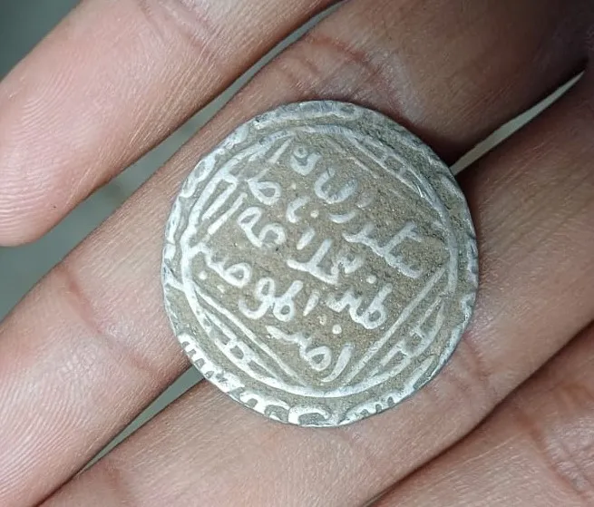 संभल: मिट्टी खुदाई में निकले मुगलकालीन सोने-चांदी के सिक्के, मच गई लूट 