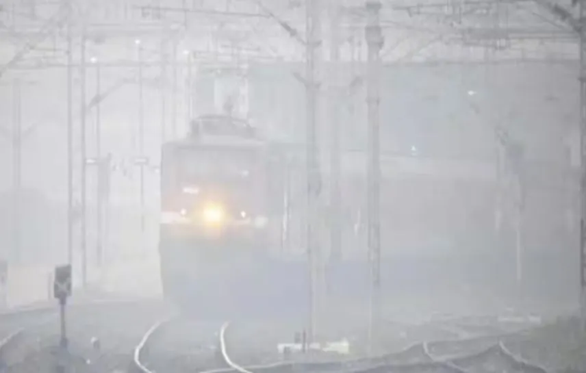 घने कोहरे की चपेट में आईं दिल्ली आने वाली दर्जनों ट्रेनें, सड़क... रेल यातायात प्रभावित