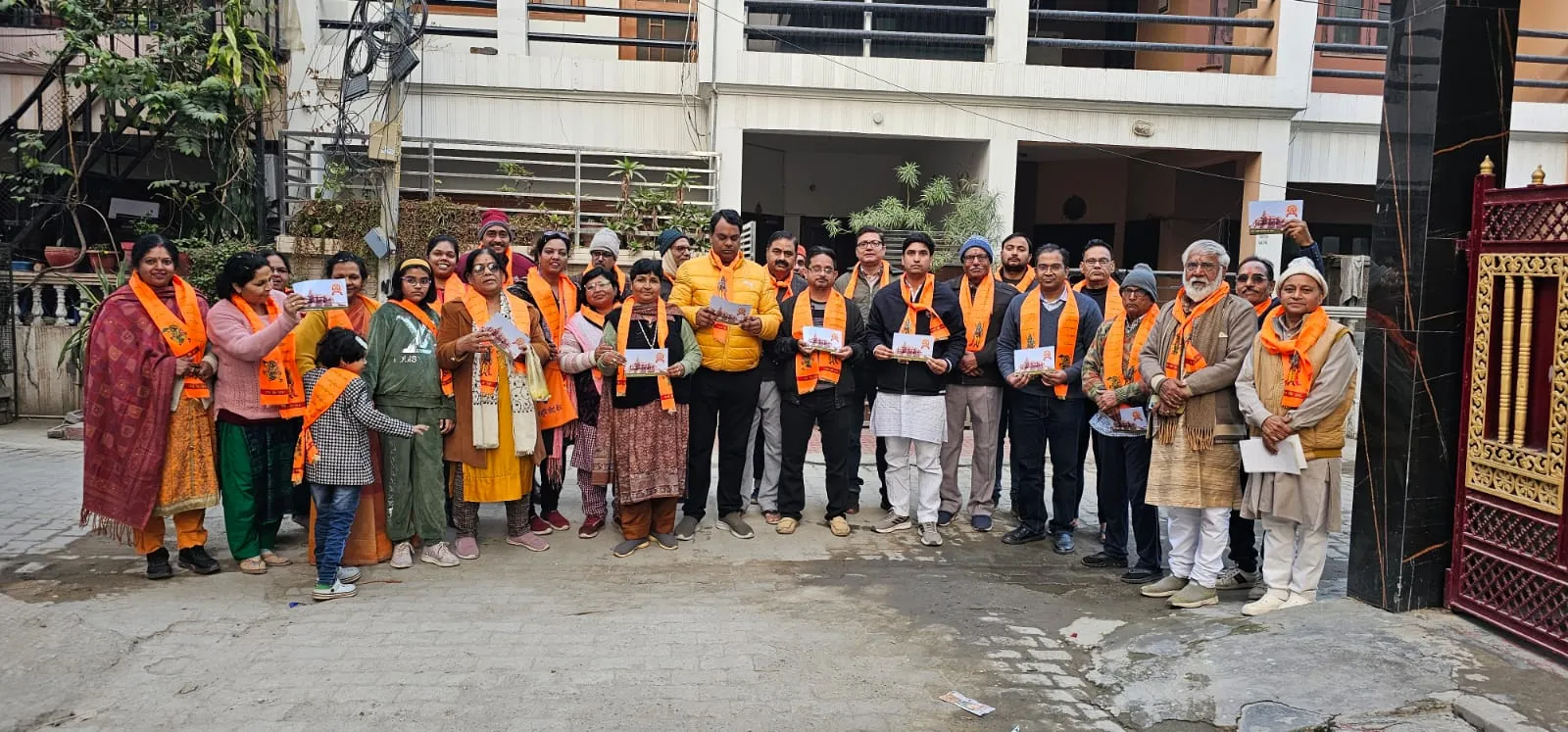 बरेली: गुलमोहर पार्क कॉलोनी में बैंडबाजे के साथ किया अक्षत का वितरण