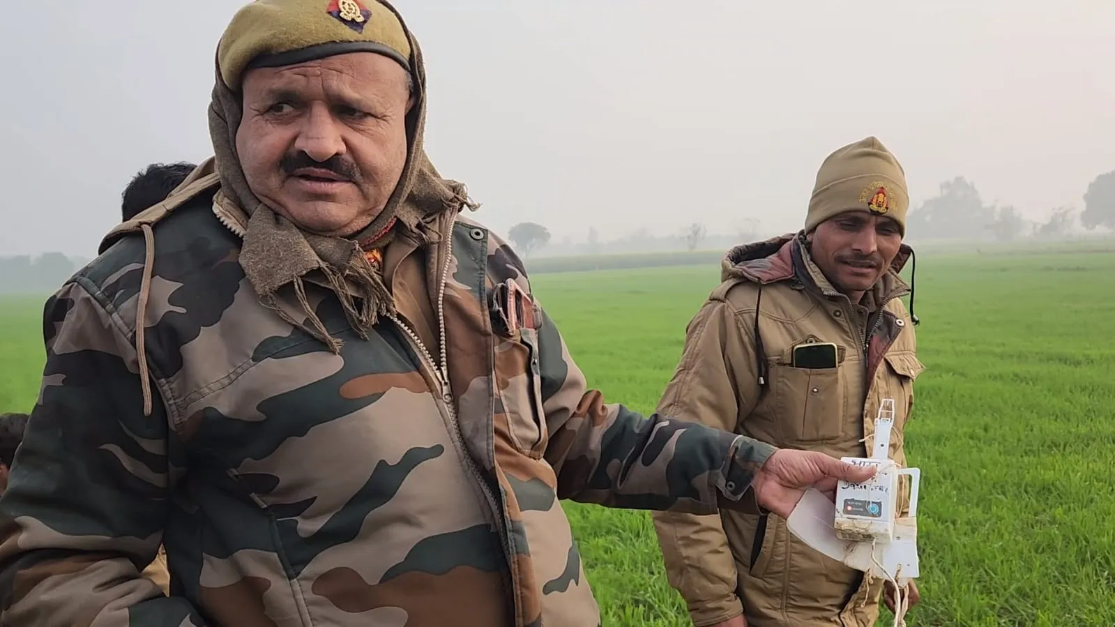 बदायूं: खेतों में गिरा आसमानी यंत्र, ग्रामीणों में मचा हड़कंप