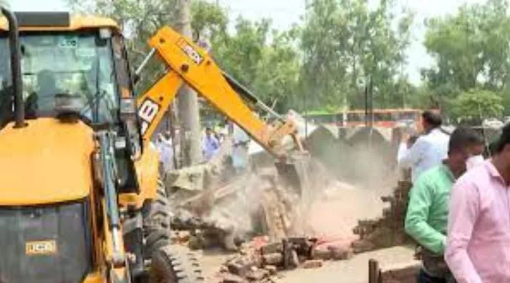 दिल्ली के गोकुलपुरी में डीडीए का अतिक्रमण हटाओ अभियान चला