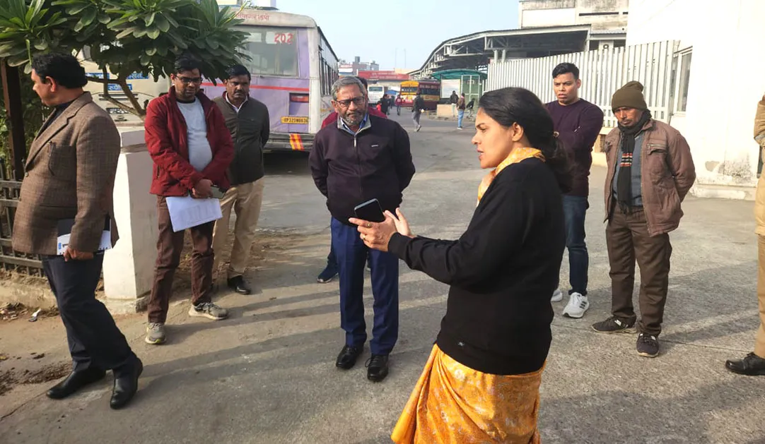 मंडलायुक्त रोशन जैकब ने चारबाग बस अड्डे का किया औचक निरीक्षण, सड़क पर बस न खड़ी करने के निर्देश
