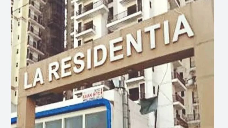 6 महीने की बच्ची को साथ लेकर 16वीं मंजिल से महिला ने लगाई छलांग, सुसाइड की वजह तलाश रही पुलिस 