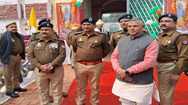 सेंट्रल जेल नैनी पहुंचे कारागार मंत्री, बंदियों को बांटी हनुमान चालीसा