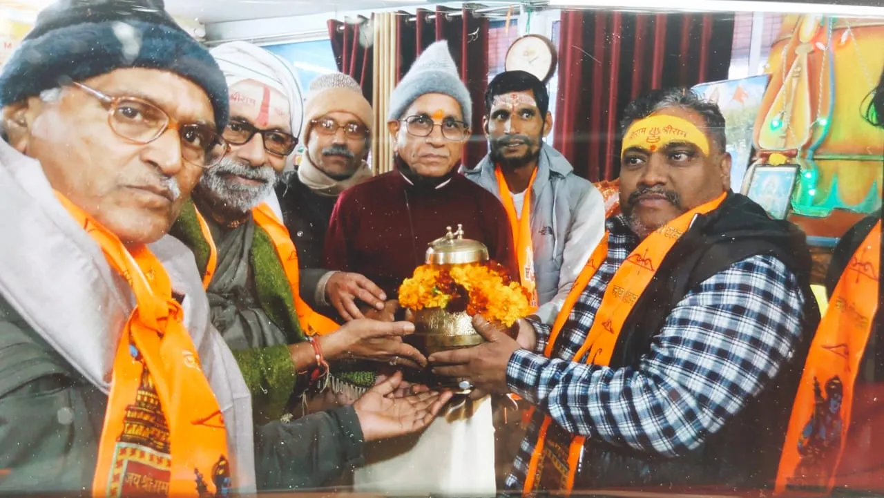 कासगंज: हरि की पौड़ी का जल लेकर अयोध्या पहुंचे रामभक्त, किया गया पुष्पवर्षा कर स्वागत