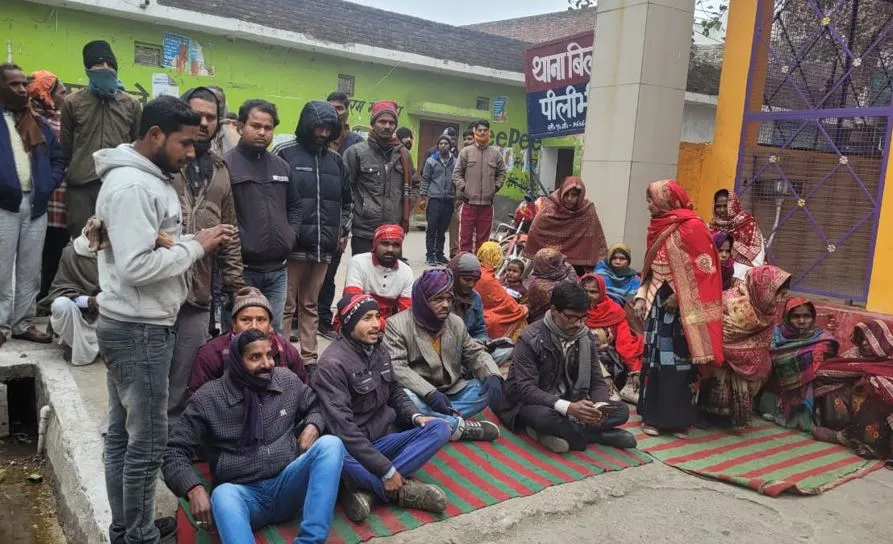 पीलीभीत: जालसाज से नहीं हुई बरामदगी तो भड़के टेंट व्यापारी, थाने में दिया धरना... जानिए मामला