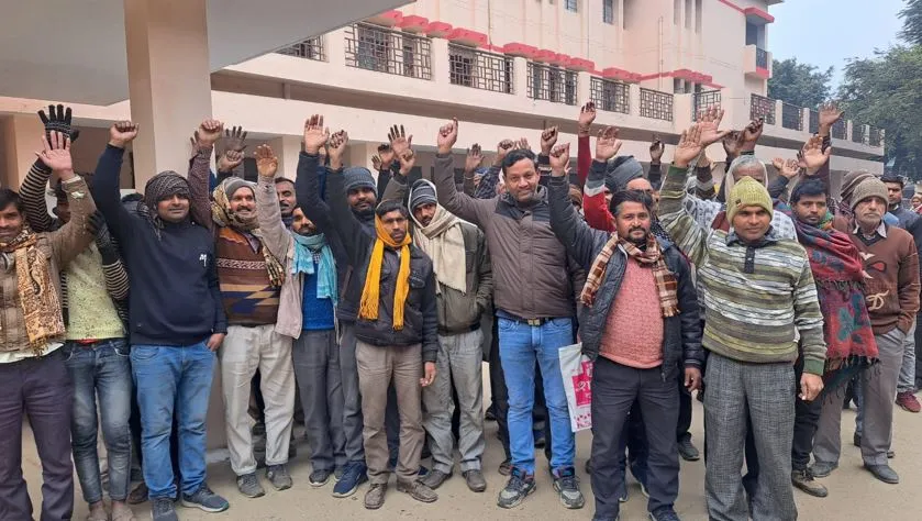 बदायूं: छुट्टा गोवंश से किसान परेशान, संपूर्ण समाधान दिवस में किया प्रदर्शन