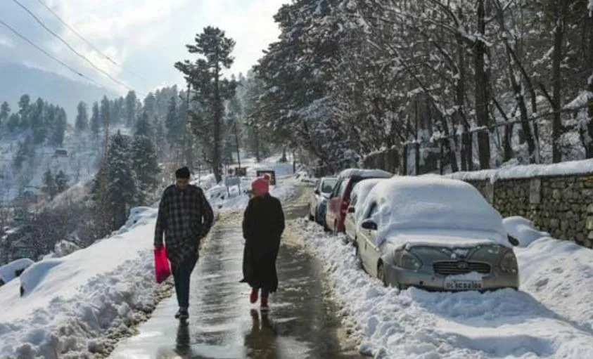 कश्मीर में शून्य से नीचे तापमान बरकरार, तेज शीतलहर से नहीं कोई राहत 
