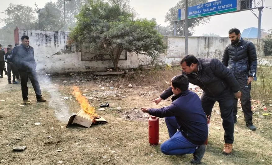 बरेली: सेफ्टी कार्यशाला के दौरान नहीं चले अग्निशमन उपकरण, सीनियर डीओएम ने अधिकारियों को लगाई फटकार