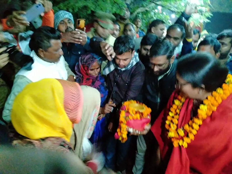  चिलौली में स्मृति ईरानी ने प्राण प्रतिष्ठा के पूजित अक्षत बांटा, 22 जनवरी को घरो में श्रीराम ज्योति जलाने की अपील