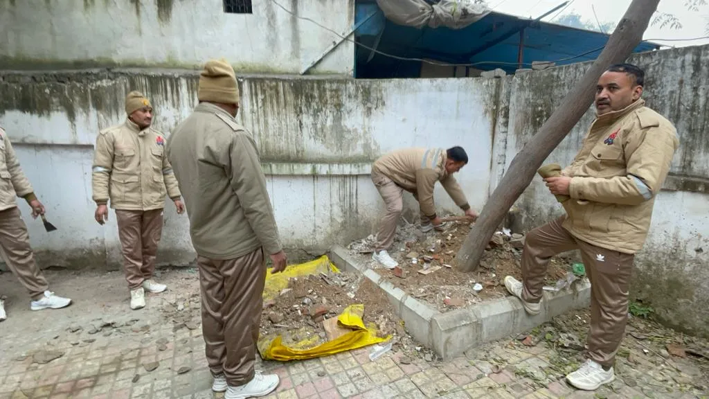बरेली: PM मोदी के आह्वान पर विशेष स्वच्छता अभियान शुरू, SSP ऑफिस में पुलिसकर्मियों ने की सफाई