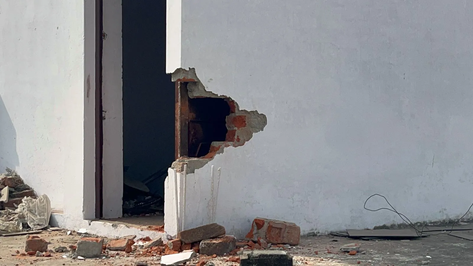 पीलीभीत: पिकेट प्वाइंट के नजदीक दो दुकानों में चोरी, व्यापारी नेता गुस्साए, बोले- पुलिस निष्क्रिय, अपराधी बेखौफ कर रहे वारदात 