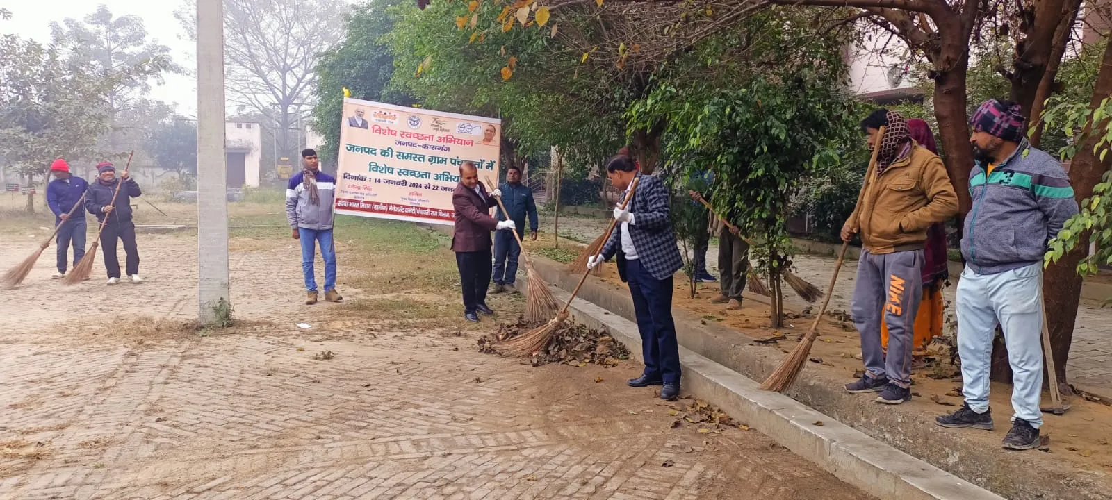 कासगंज: प्रधानमंत्री के आह्वान पर जिले में शुरू हुआ स्वच्छता अभियान, सरकारी भवन परिसरों में की गई सफाई 