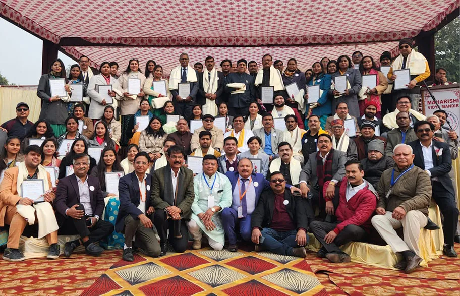  सालों बाद मिले पुराने दोस्त, खुशी के छलके आसूं, एक दूसरे को लगाया गले, याद किया बचपन