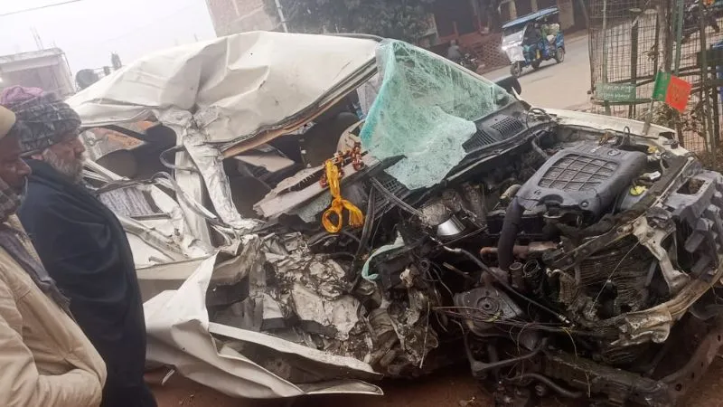 Auraiya Accident: कार और कंटेनर की भिड़ंत… स्कूल संचालक की मौत, परिजनों में मचा कोहराम