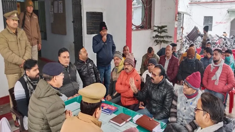 अमरोहा: व्यापारी संगठन के पदाधिकारी अधिकारियों से मिले, कहा- नहीं हुआ चोरी का खुलासा तो...