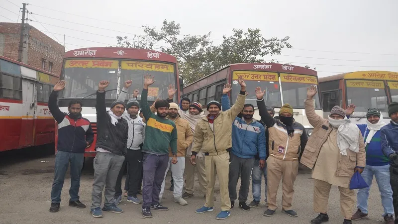 अमरोहा: हिट एंड रन कानून के विरोध में चालकों की हड़ताल जारी, यात्री को परेशान