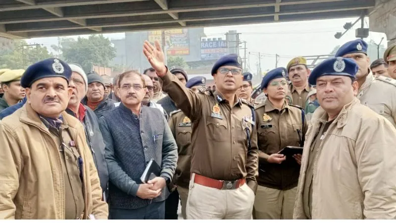 Kanpur News: पुलिस कमिश्नर ने अधिकारियों संग रामादेवी चौराहे का किया निरीक्षण, अधिकारियों को दिए सख्त निर्देश