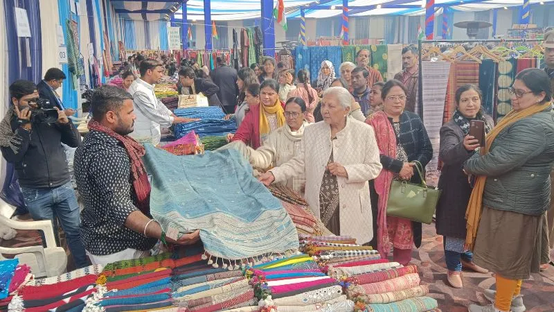 UP: लाजपत भवन में क्राफ्ट बाजार में राज्यपाल आनंदीबेन पटेल ने की शिरकत, बोली- कृषि के बाद रोजगार का बड़ा साधन है...