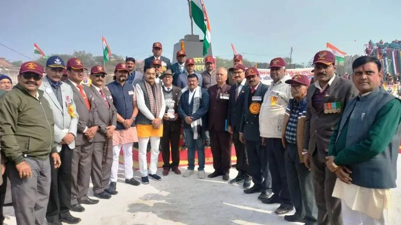 Banda News: पूर्व सैनिकों संग समाजसेवियों ने 1857 के शहीदों को किया नमन,  समाजसेवियों ने दो मिनट का रखा मौन 