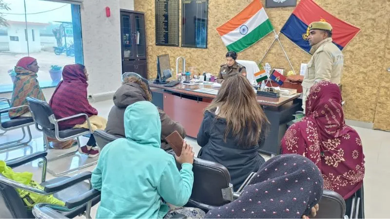 Auraiya News: स्वास्थ्य विभाग में नौकरी दिलाने के नाम पर ठगे साढ़े 17 लाख, पीड़ितों ने एसपी से लगाई गुहार
