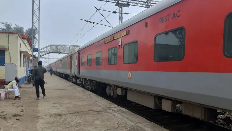 Auraiya News: कोहरे के कारण देरी से स्टेशन पहुंच रही ट्रेनें, यात्री हो रहे परेशान, बसों और डग्गामार वाहनों का ले रहे सहारा