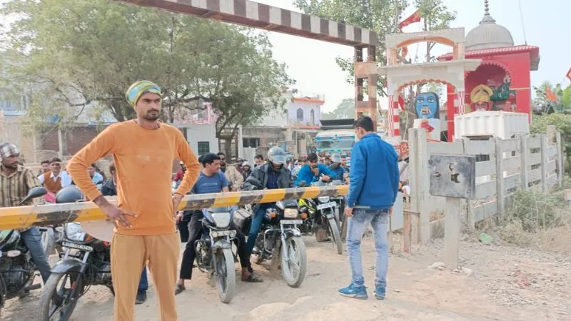Auraiya News: अधर में लटका ओवरब्रिज निर्माण कार्य… क्रासिंग पर लगने वाले जाम से राहगीर परेशान 