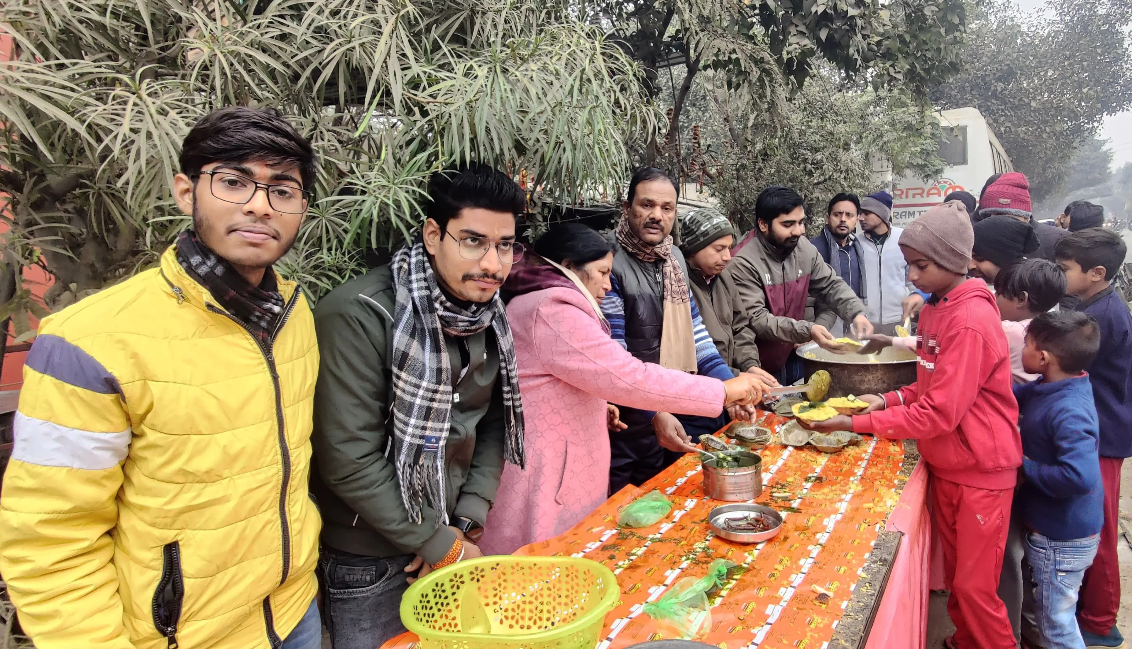 बरेली: रामलला प्राण प्रतिष्ठा...फरीदपुर के तिपैड़ा मंदिर पर हजारों राहगीरों ने चखा खिचड़ी प्रसाद