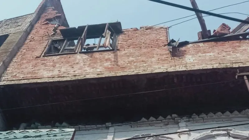 Kanpur: बिल्डिंग में तेज विस्फोट से उड़ी छत… मलबे में दबकर तीन घायल, आस-पड़ोस के लोगों में दहशत, देखें- LIVE VIDEO