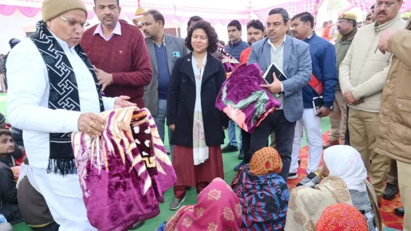 Banda: राज्यमंत्री कारागार धर्मवीर प्रजापति ने मंडल कारागार में बांटे कंबल व इनर, बोले- कैदी संकल्प लें, जेल से छूटकर दोबारा नहीं करेंगे गलती 