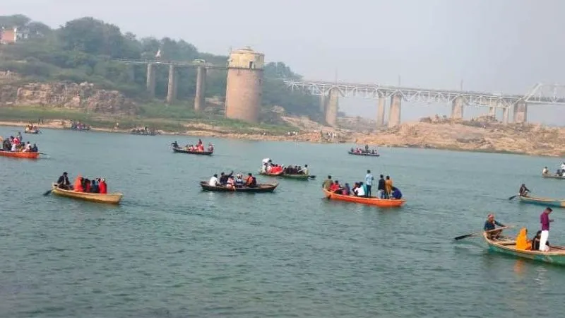Makar Sankranti 2024: बांदा के केन नदी में डुबकी लगाकर नौका विहार का उठाया लुत्फ, भक्तों ने माथा टेककर मांगा आशीर्वाद