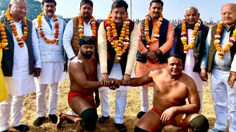Banda News: कांटे की रहीं ढाई दर्जन कुश्ती, आधा दर्जन बराबरी पर छूटीं, जिला अतिथियों ने माल्यार्पण कर किया स्वागत