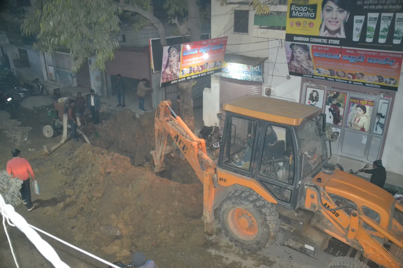 पीलीभीत: 15 दिन में पॉश कॉलोनी की बदली सूरत, 100 मीटर में खोद दिए पांच गहरे गड्ढे, फंस गई एंबुलेंस..राहगीर बोले- ये कैसे इंतजाम!