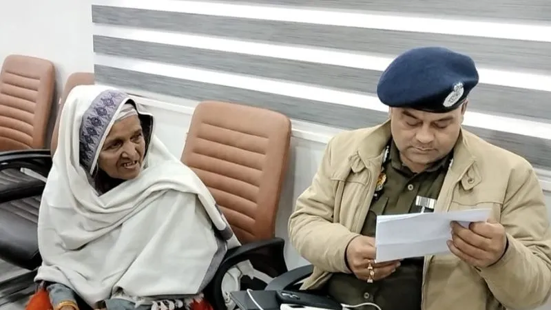 साहब! बेटा बहू प्रताड़ित करते हैं… बिठूर पुलिस भी नहीं सुनती, लड़खड़ाते हुए पुलिस कमिश्नर कार्यालय पहुंची वृद्धा