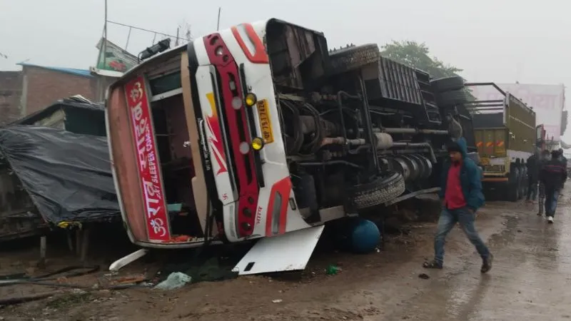 Kanpur Dehat Accident: अनियंत्रित होकर डबल डेकर बस पलटी… कोहरे के चलते हुआ हादसा