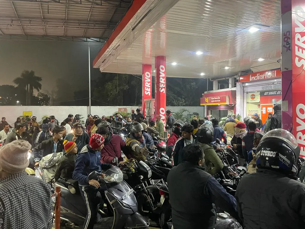 बरेली: ट्रकों के पहिये थमे, पेट्रोल-डीजल की किल्लत, करोड़ों का कारोबार प्रभावित