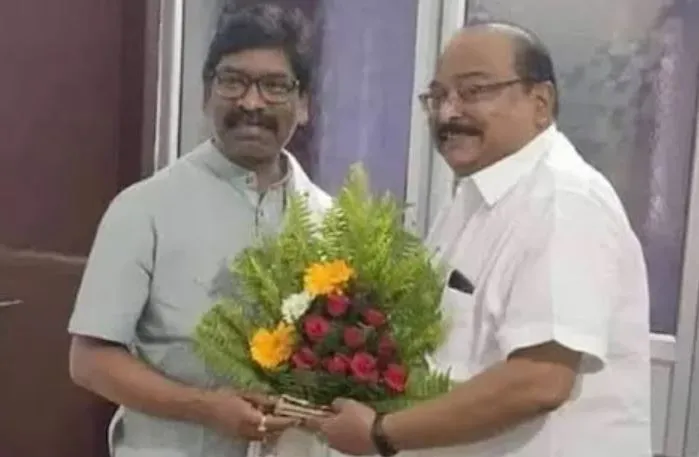 झारखंड मुक्ति मोर्चा के विधायक सरफराज अहमद ने दिया इस्तीफ