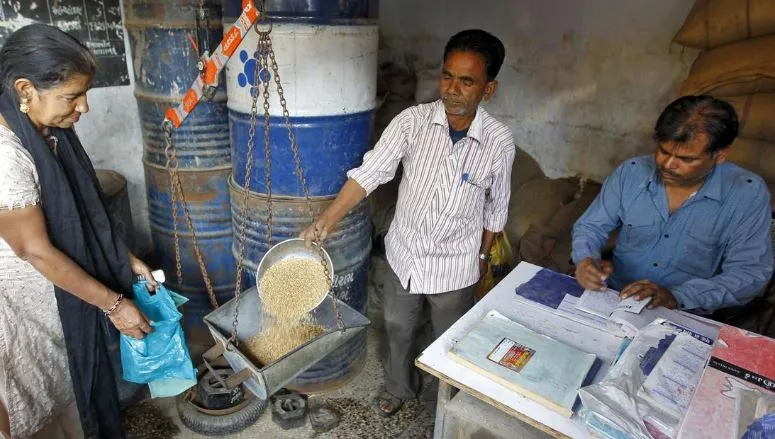 बदायूं: ई-पॉस मशीन से लिंक होगा कोटेदारों का कांटा 