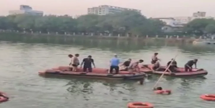 वडोदरा: तालाब में नाव पलटने से 14 छात्र समेत दो शिक्षकों की मौत, नाव की क्षमता 14 लोगों की और बैठे थे 27 से आधिक