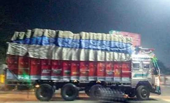 बरेली: ओवरलोड ट्रक का चालान करने पर एआरटीओ को कुचलने की कोशिश, नैनीताल हाइवे पर कार से एआरटीओ की कार में मारी टक्कर