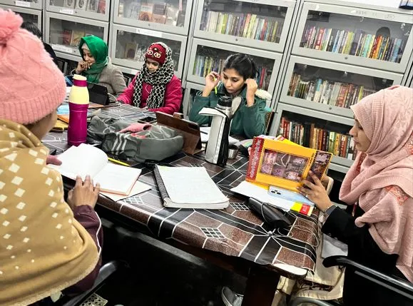 बरेली: राजकीय पुस्तकालय में पढ़ रहे रामायण और रामचरित मानस, श्री राम के जीवन को जानने के लिए युवाओं में उत्साह