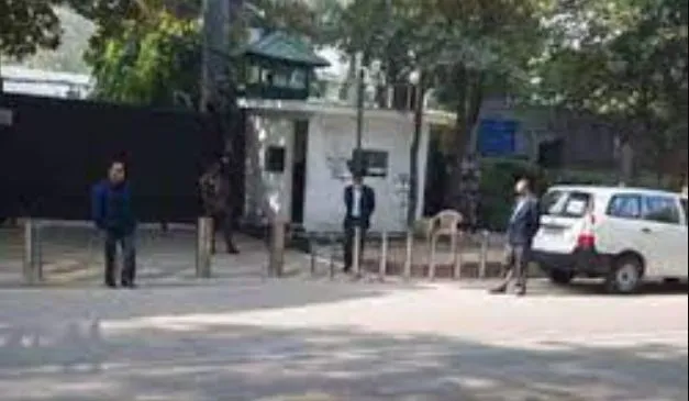 मुख्यमंत्री आवास की ओर जाने वाले मार्गों को अवरुद्ध करने के दावे को पुलिस ने किया खारिज