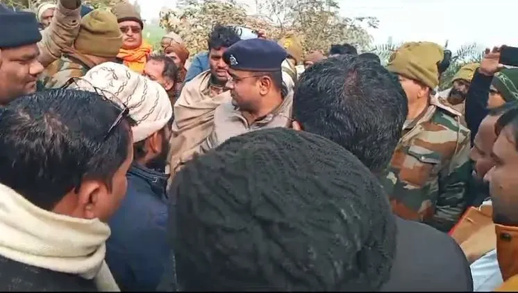 बदायूं: सभी हत्यारोपियों की गिरफ्तारी न होने पर गुस्साए परिजन, शव रखकर लगा दिया जाम