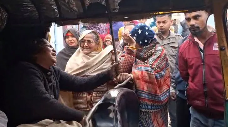 बरेली: ई-रिक्शा पलटने से नौ साल की मासूम की दबकर  मौत, मां घायल 