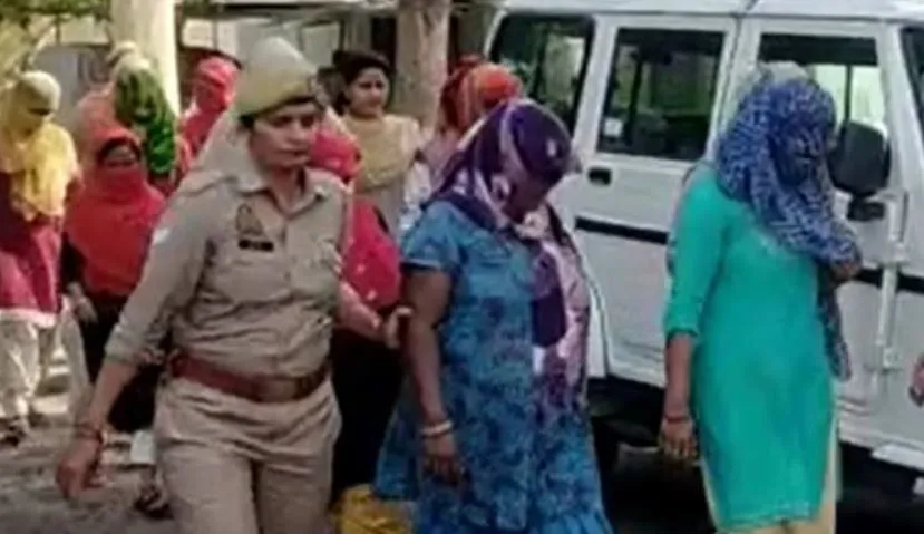 गाजियाबाद: पुलिस की नाक के नीचे सेक्स रैकेट, महिलाएं मिली आपत्तिजनक हालत में, संचालिका समेत 22 गिरफ्तार