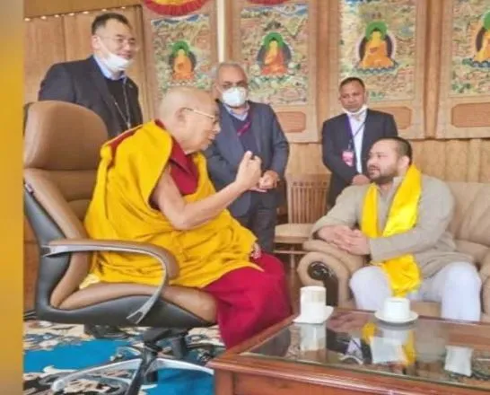 बोधगया: तेजस्वी यादव ने तिब्बती आध्यात्मिक नेता दलाई लामा से की मुलाकात 